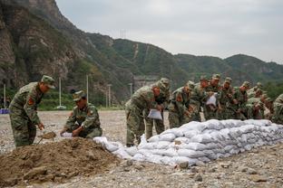 加纳乔本场数据：1次错失良机，4射1正，4次过人0成功，评分6.2分